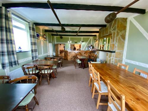 RidsdaleThe Gun at Ridsdale的用餐室配有木桌和椅子