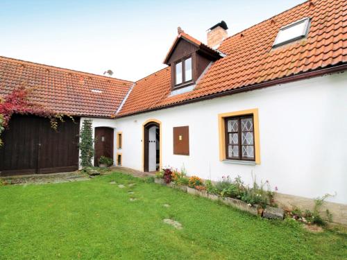 ŠamoniceHoliday Home Podoli by Interhome的白色的房子,有红色的屋顶和院子