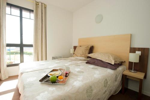 梅尔·莱斯·拜恩斯歌莉娅美人好时代公寓酒店的卧室床上的水果盘