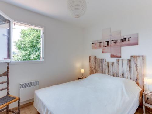 AmotzHoliday Home Mendi Bixta by Interhome的白色的卧室设有床和窗户