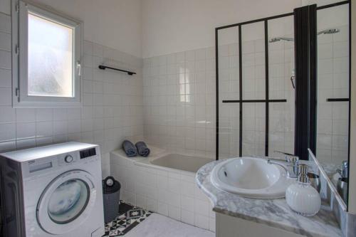 萨尔拉拉卡内达SARLAT - 24 - L'appartement d'Euphé avec piscine的一间带洗衣机和水槽的浴室