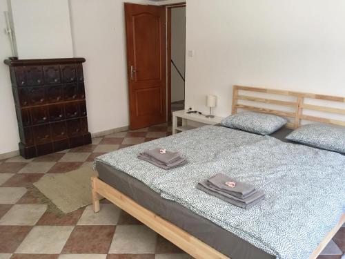 鲍科尼贝尔Bakonyi Kemencésház的一间卧室配有一张床,上面有两条毛巾