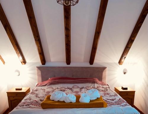 采蒂涅Lovcen Holiday Home的一间卧室配有一张床,上面有两条毛巾
