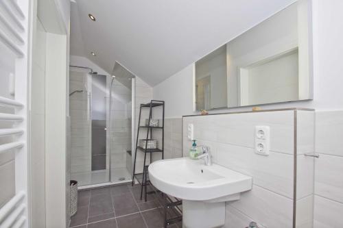 布雷格FeWo Helligdom FeWo 04 - Balkon, Meerblick的白色的浴室设有水槽和淋浴。