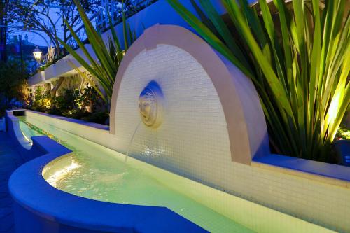 科孚镇贝拉维尼萨酒店的夜间在度假村的游泳池