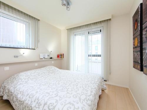 布列登Apartment Residentie Mistral by Interhome的一间白色卧室,配有床和2个窗户