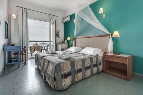 贝尼蔡斯Eros Beach Hotel的一间卧室配有一张蓝色墙壁的床