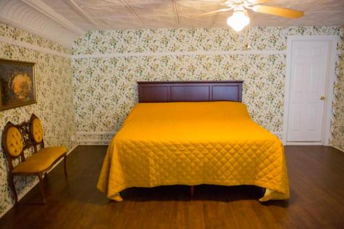 比斯比Object Hotel - 1A Loft的卧室里设有一张黄色的床