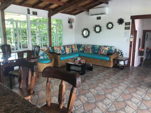 Hermosa Casa de campo grande con aire acon,wifi,piscina,billar !villa ensueño !的休息区