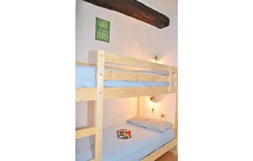 特拉罗La casetta del Marinaio的宿舍间的双层床,客房内的双层床