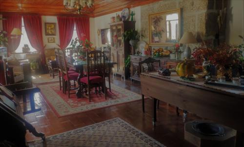 拜昂欧阿肯彻戈达斯莱斯乡村民宿的客厅配有桌椅