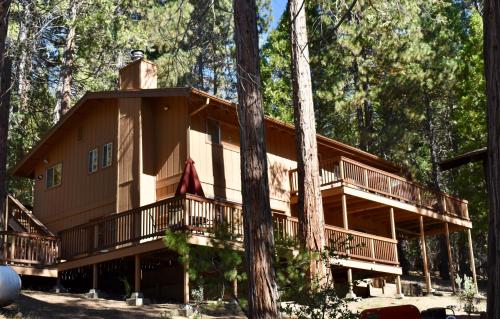 瓦沃纳Arrow Lodge的树林中带环绕甲板的房子