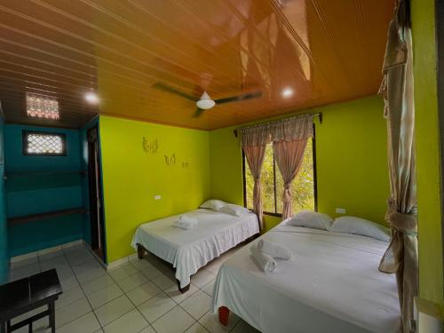 Los Amigos Jungle Hotel Tortuguero客房内的一张或多张床位