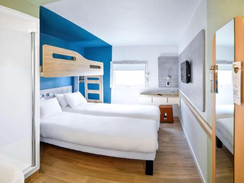 勒特雷波尔梅尔莱班宜必思快捷酒店客房内的一张或多张双层床
