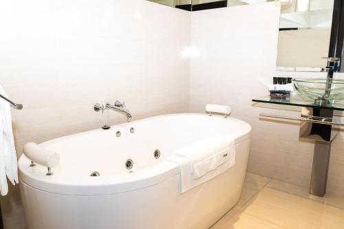 沃纳姆堡Freddy's Boutique Villas的浴室配有白色浴缸及水槽