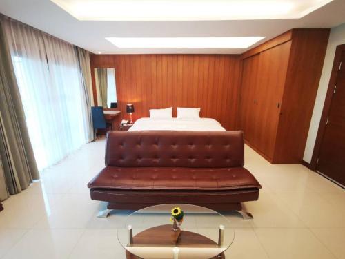 清迈Private 111 square meters 2 bedrooms city ChiangMai的一间带沙发和一张床的卧室