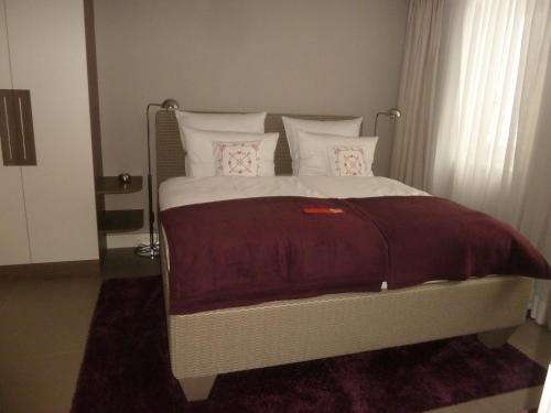 诺伊豪森Apfeltraum-Erzgebirge的一间卧室配有一张大床,提供红色毯子和枕头