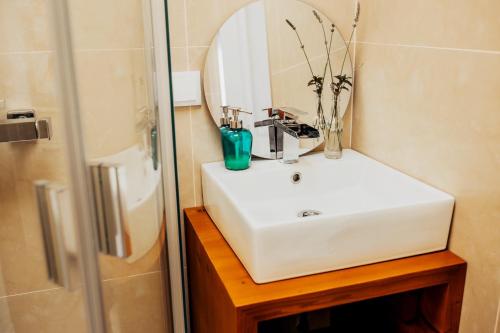 邦巴拉尔Cabanas da Colina的浴室设有白色水槽和镜子