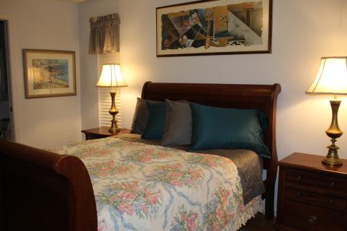 布雷登顿Craig House with Heated Pool on small lake的一间卧室配有一张床和两张台灯。