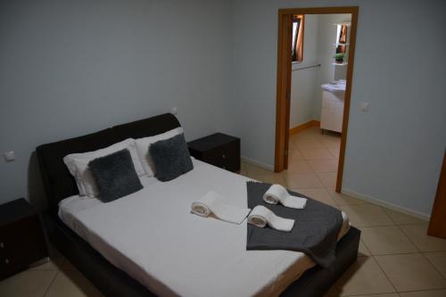 吉尔斯Casa do Vale - Casa da Montanha - Gerês的一间卧室配有带白色床单和枕头的床。