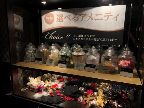 堺市Hotel Blanc Chapel Christmas Sakai (Adult Only)的商店里陈列着一瓶蜂蜜