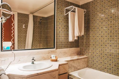 苏塞Kanta Resort and Spa的一间带水槽和浴缸的浴室