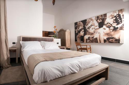 巴里赛文梅斯迷人住宿加早餐旅馆的卧室配有一张大床,墙上挂着一张大照片