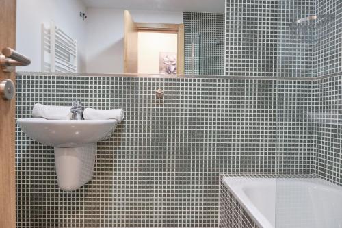 欧德鲁佐Peregrina Pension 3的浴室配有盥洗盆和浴缸。