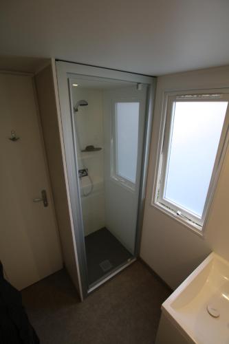 贝尔多夫Cahita Camping Belle-Vue 2000的带淋浴和盥洗盆的浴室以及窗户。