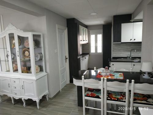 拉赫Apartamento Laxe con vistas al mar的厨房配有白色橱柜和餐桌