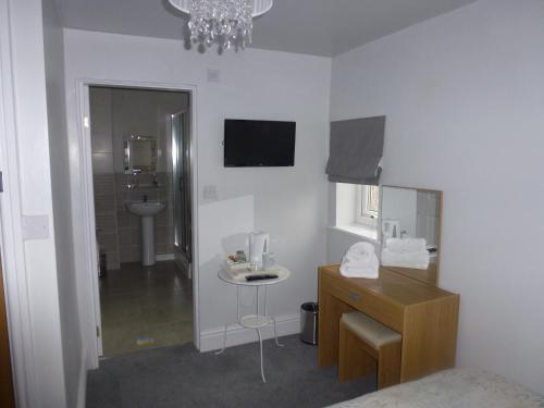 利物浦奥勒尔公园酒店的客房设有带水槽和镜子的浴室