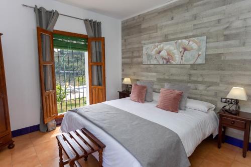 伊斯纳哈尔卡塞里奥德义那加尔酒店的一间卧室设有一张大床和一个窗户。