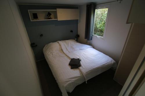 贝尔多夫Loggia Camping Belle-Vue 2000的一个小房间的小床,设有窗户