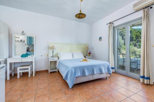尼欧克利马Stamatiou Estate的一间卧室配有一张床、一张桌子和一个窗户。