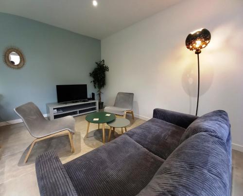 索米尔HISTOIRE DE LOIRE - La Maison的客厅配有沙发、椅子和桌子