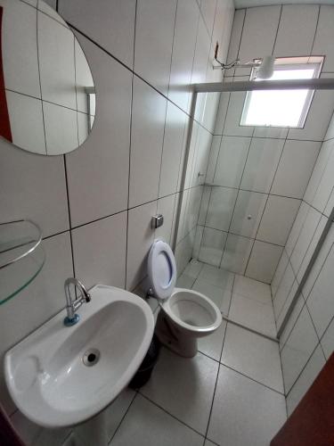 圣托梅-达斯莱特拉斯Apartamento avenida 07的白色的浴室设有水槽和卫生间。