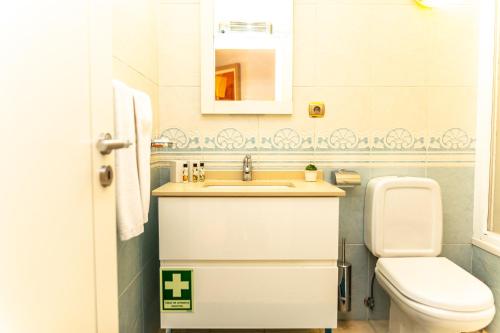 拉戈斯Resort Fazenda Viegas的一间带水槽和卫生间的浴室