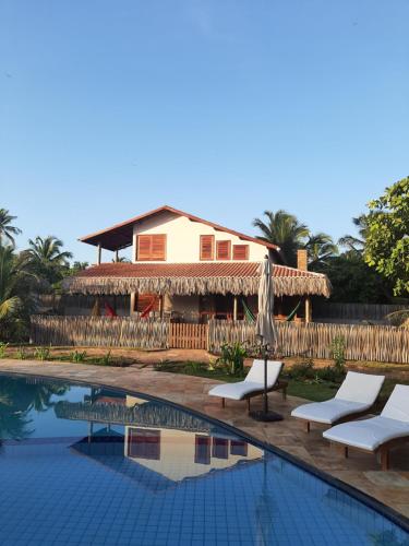 伊卡莱Casas Capulana的一个带游泳池和房子的度假胜地