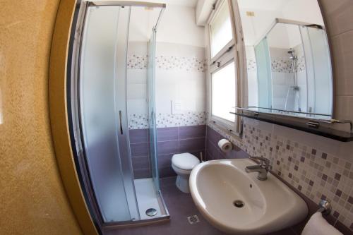 梅斯特奥罗拉酒店的一间带水槽和玻璃淋浴的浴室