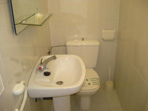 莱斯卡拉Magda Park B 2B的白色的浴室设有卫生间和水槽。