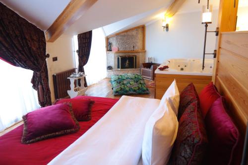 比于卡达Aşıklar Otel By Şükrü的一间卧室配有一张大床,提供红色和紫色枕头