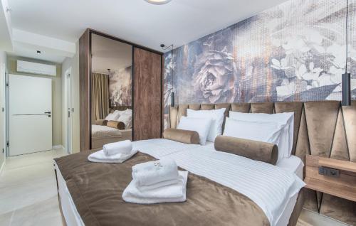波雷奇Val di Sole的一间卧室配有一张大床和毛巾
