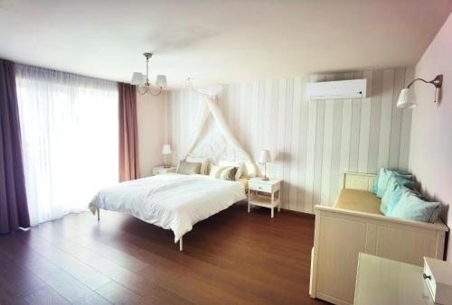 马林斯卡Guesthouse Olei的卧室配有白色的床和窗户。