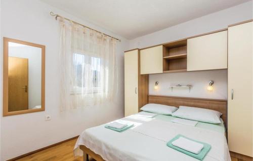 策萨利卡Apartmani Štampar的卧室配有一张带镜子的白色大床