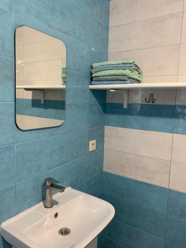 SzackОжина的一间带水槽和镜子的浴室