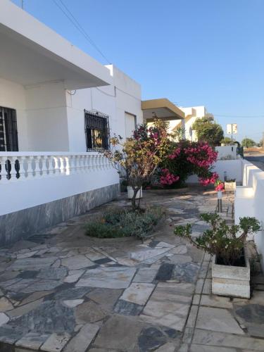 奥良Vivenda Ladeira的石头庭院,有白色的建筑和鲜花