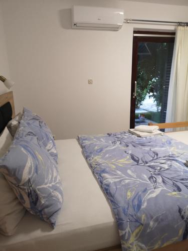 斯普利特梅亚公寓的一张带蓝色棉被的床和窗户