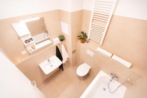 斯祖贝莱克Apartmán Vila Zuberec的享有带卫生间和水槽的浴室的顶部景致。