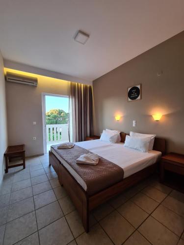 埃亚玛琳娜奈奇多Abella Hotel的一间卧室设有一张大床和一个大窗户