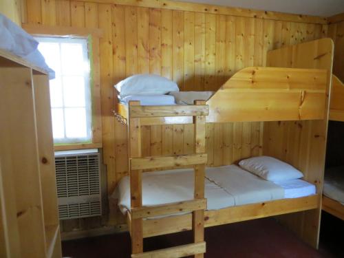 萨斯喀彻温河渡口HI Rampart Creek - Hostel的木制客房设有两张双层床和窗户。